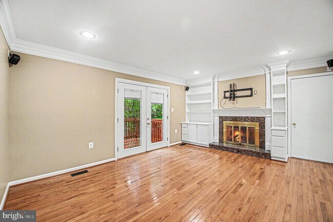 Building Photo - 16200 Edgewood Dr