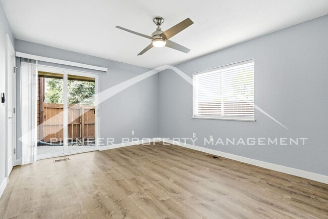 Building Photo - Gorgeous Condo with Washer/Dryer and Central AC