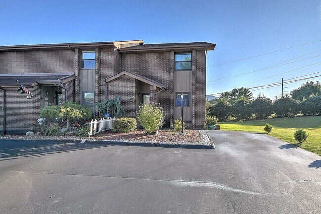 Building Photo - 501 Manor Dr