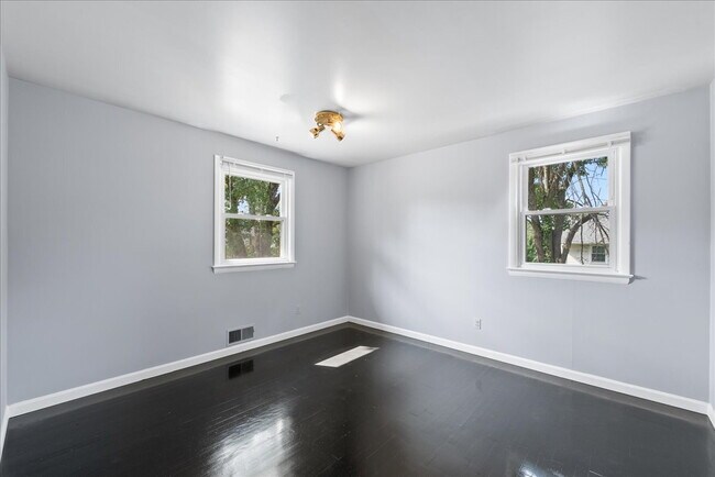 Building Photo - "Spacious 5-Bed Home with Granite Accents ...