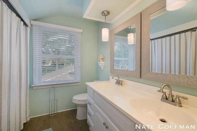 Building Photo - Lakefront 4 bed 2 bath home