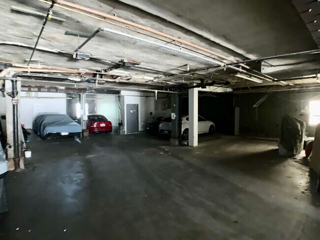 Building Photo - 1BR/1BA. Bay Windows, Laundry On-Site. GAR...