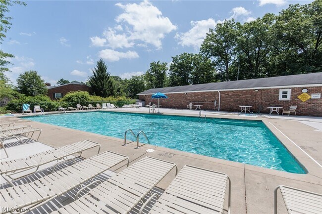 Building Photo - 7020 Carriage Hill Dr