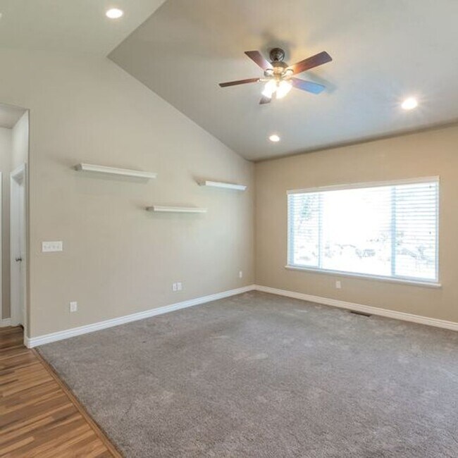 Building Photo - 1848 Woodview Dr W