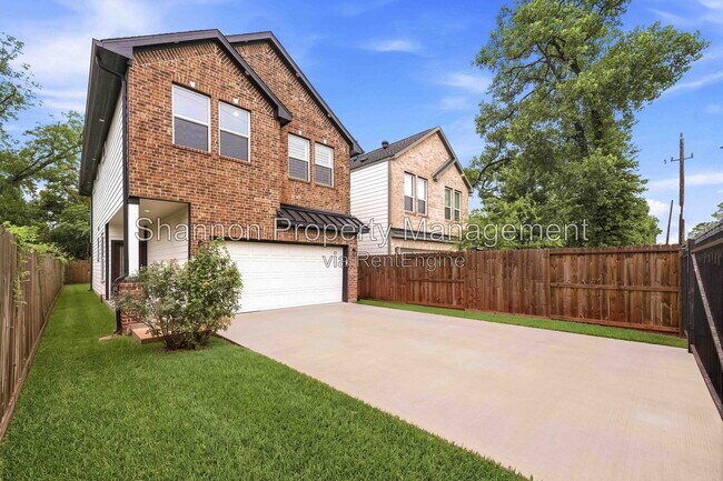 Building Photo - 2125 Paul Quinn St