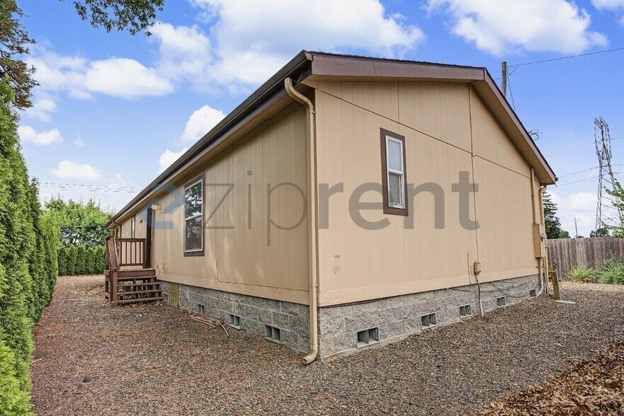 Building Photo - Unit