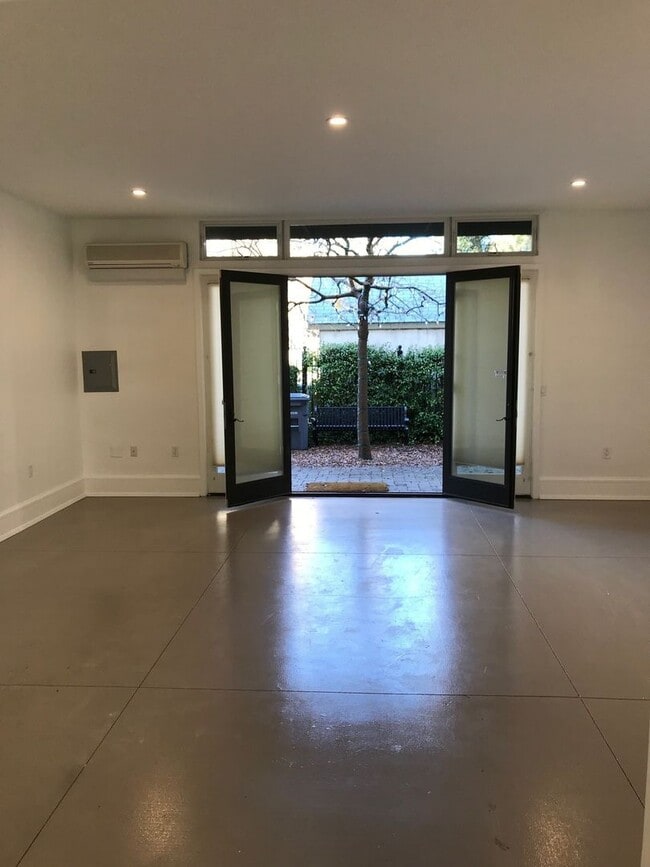 Building Photo - 2 Bedroom 2 bath Downtown Unit with $500 O...