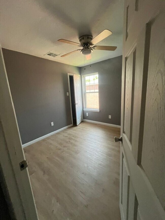 Building Photo - 3303 Toledo Dr