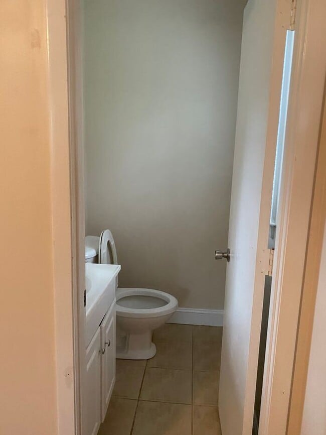 Building Photo - 4Br, 2.5 baths, large kitchen, large bedro...