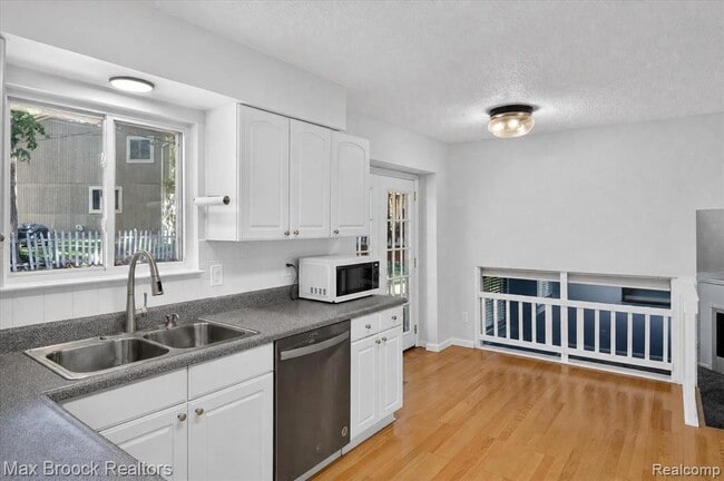 Building Photo - 2120 Daintree Ave