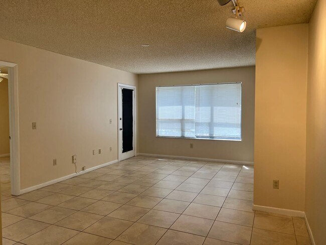Building Photo - Remodeled First Floor Cutie!