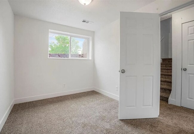 Building Photo - Fully Renovated Park Hill Townhome - 5 Bedrooms!