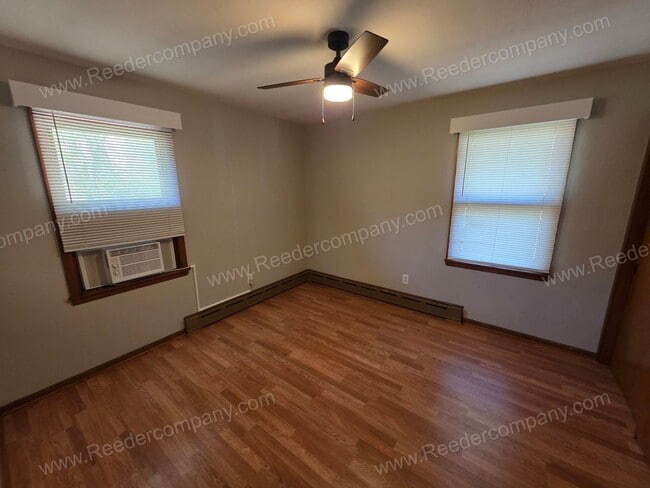 Building Photo - Spacious and updated 2 bedroom 1 bathroom Duplex