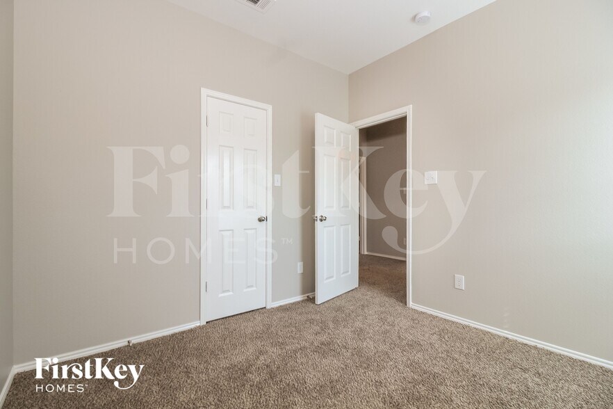 Building Photo - 2925 Oakshire St