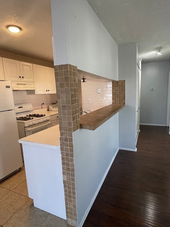 Building Photo - 479 James Ct