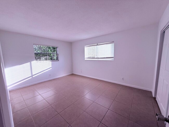 Building Photo - 402 Lake Shore Dr