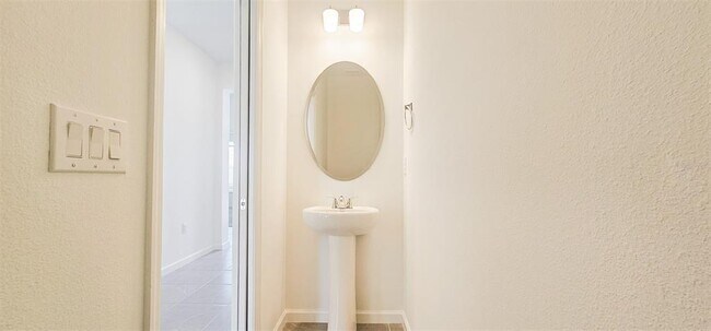 Building Photo - 413 Silver Palm Dr