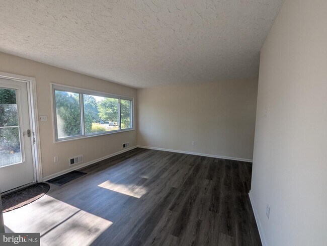 Building Photo - 6327 Willowood Ln