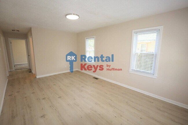 Building Photo - Three Bedroom House | New Flooring
