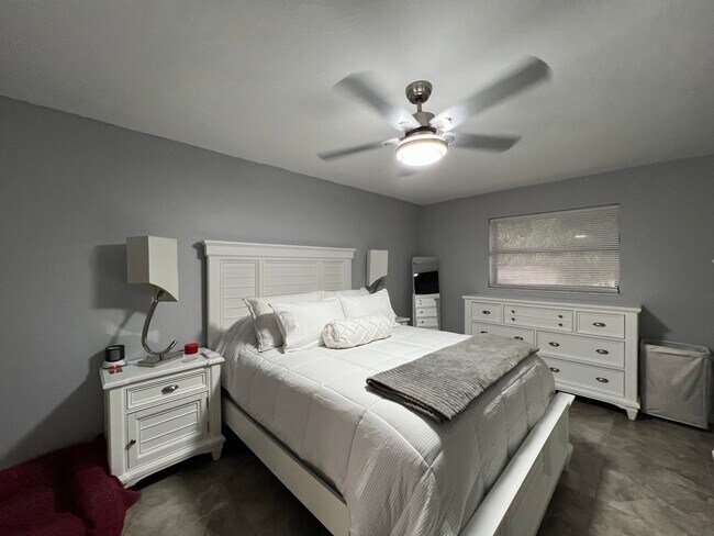 Building Photo - *Coming Soon * 3/2/1 Conveniently Located In  Port St Lucie