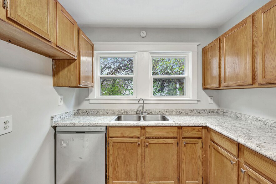 Building Photo - 2241 Hannaford Ave