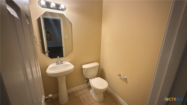 Building Photo - 834 Red Fern Dr