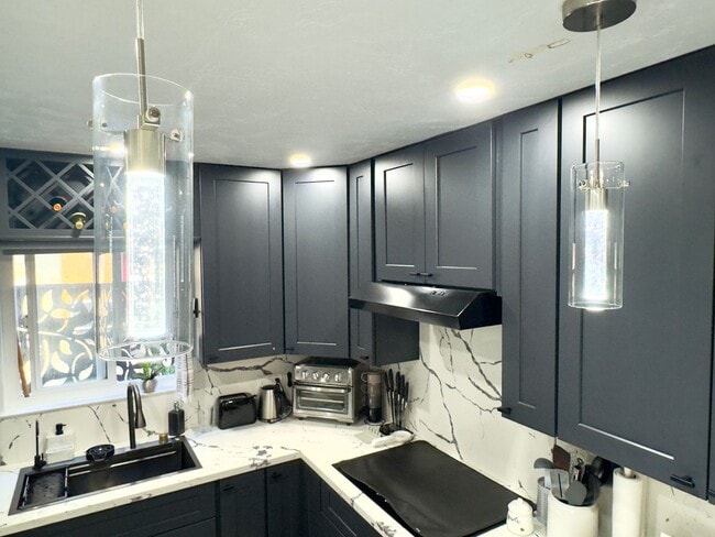 Building Photo - Upgraded One-Bedroom in Kensington