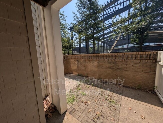 Building Photo - 306 S Cedar St
