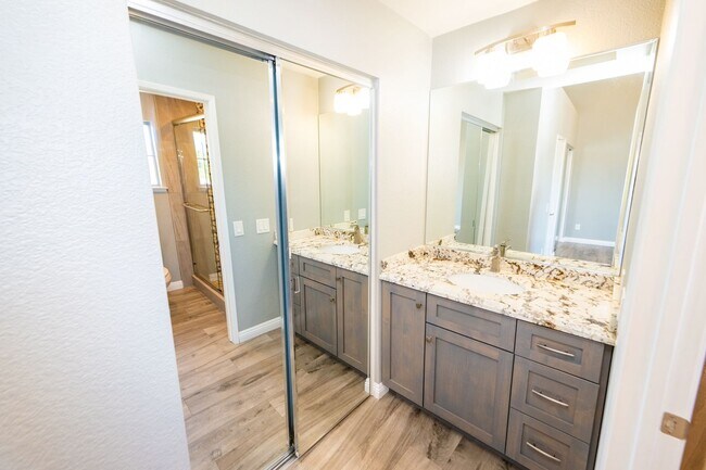 Building Photo - 2BR/2.5BA Townhome with garage - READY NOW!