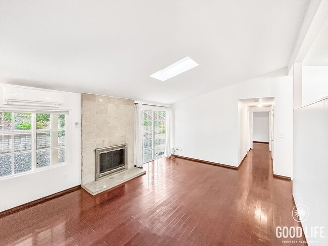 Building Photo - Beautiful 3B/2BA W/ Attached Garage and Up...