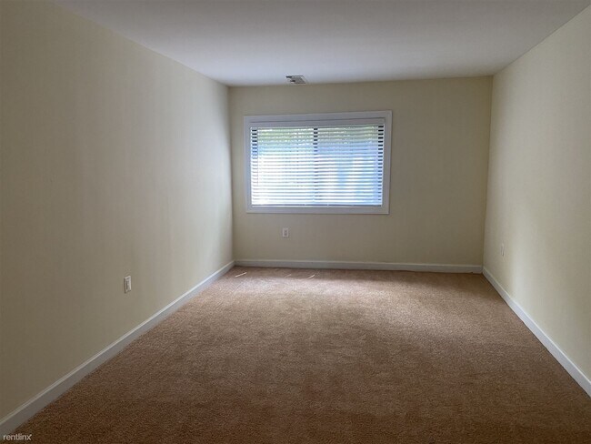 Building Photo - 3 br, 1.5 bath Condo - 6301 Hil Mar Dr Unit 1