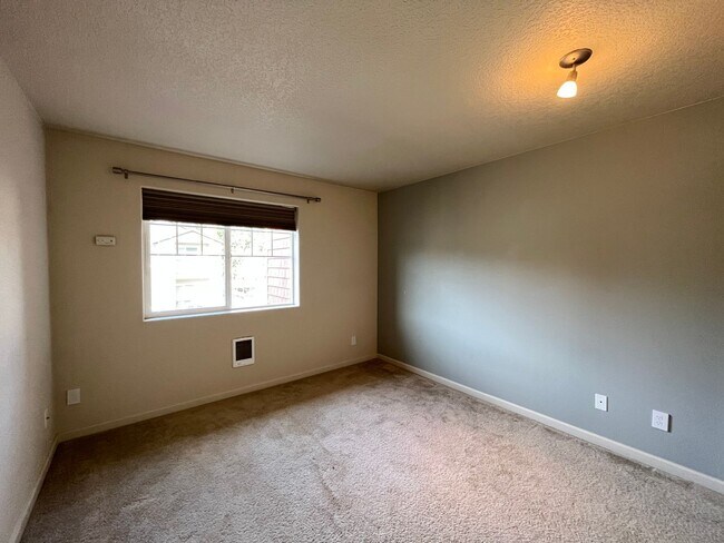 Building Photo - Top Floor 2 Bed 2 Bath Condo Hillsboro/Bea...