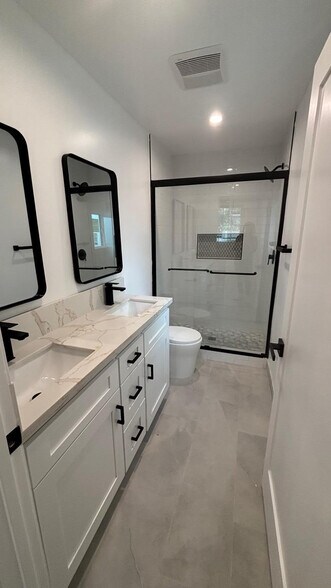 MASTER BATHROOM - 4880 Bruges Ave