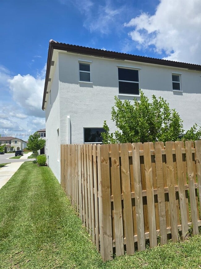 Building Photo - 2819 SE 26th Ave