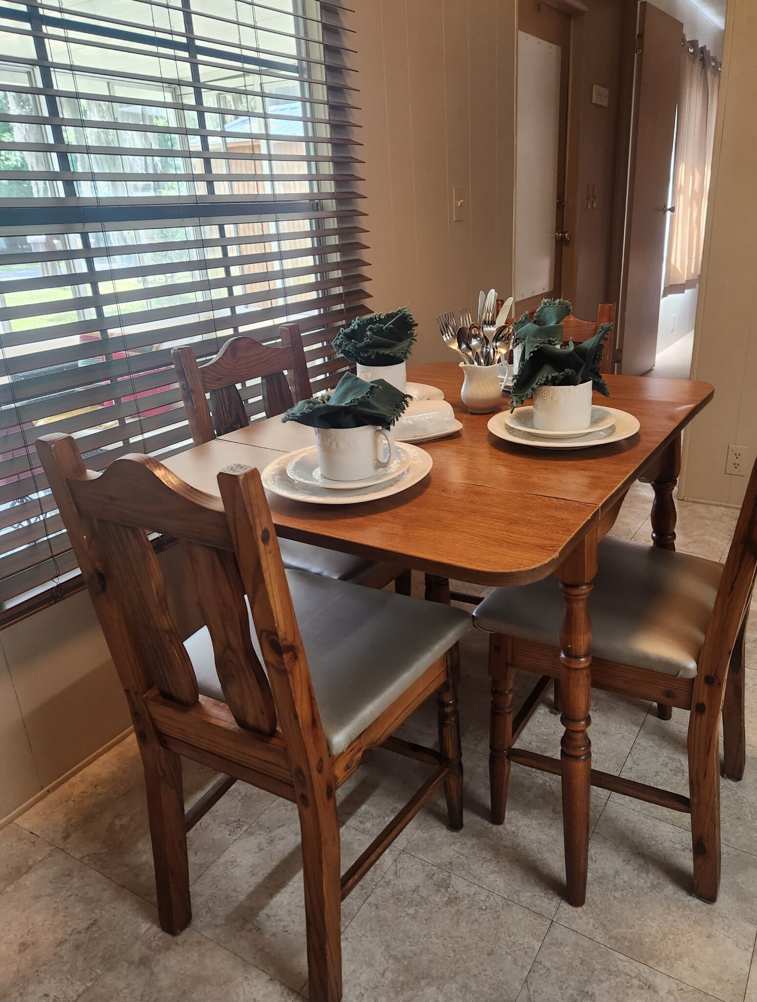 Dining - 7900 E Northlake Dr
