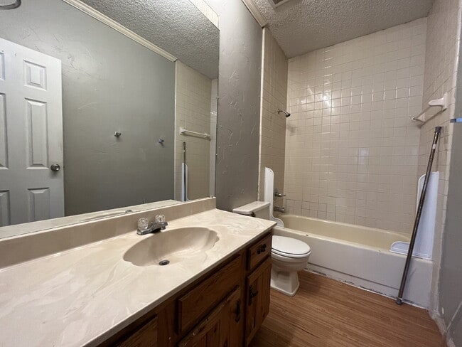 Building Photo - 2 Bedroom 2 Bathroom apartment convenientl...