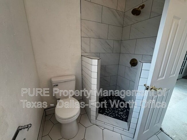 Building Photo - 2021 Bluebonnet Dr