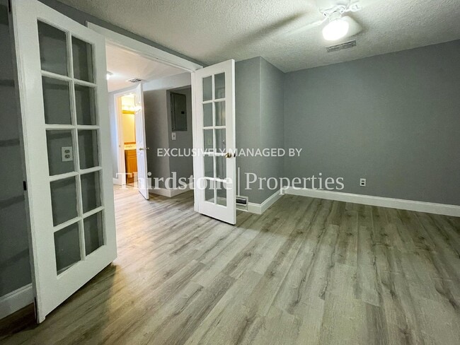 Building Photo - 2965 Armstrong St