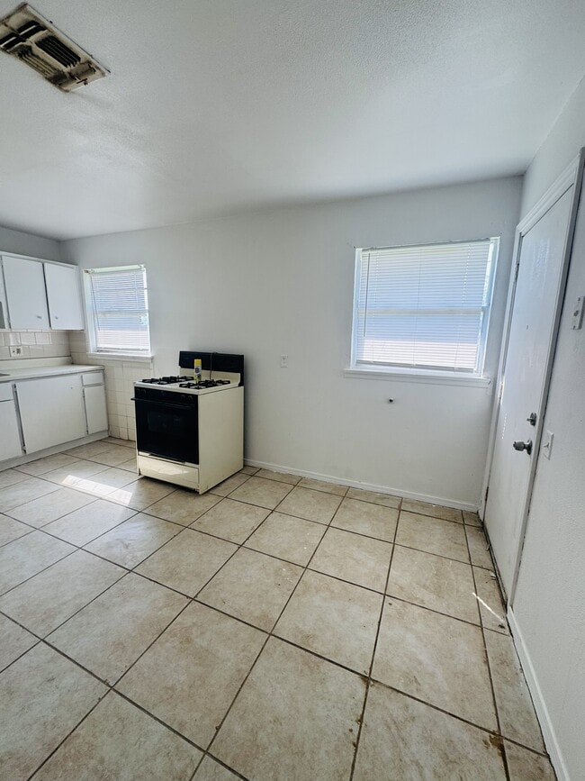 Building Photo - 1807 Westcliff Dr