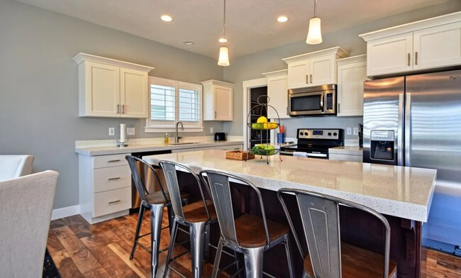 Building Photo - 4 bedroom/2.5 bathroom Townhome in Eagle Mountain