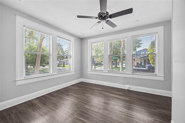 Building Photo - 3107 S Esperanza Ave