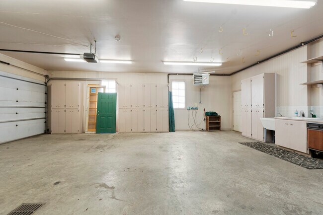 Building Photo - 2024 E Southeast Blvd