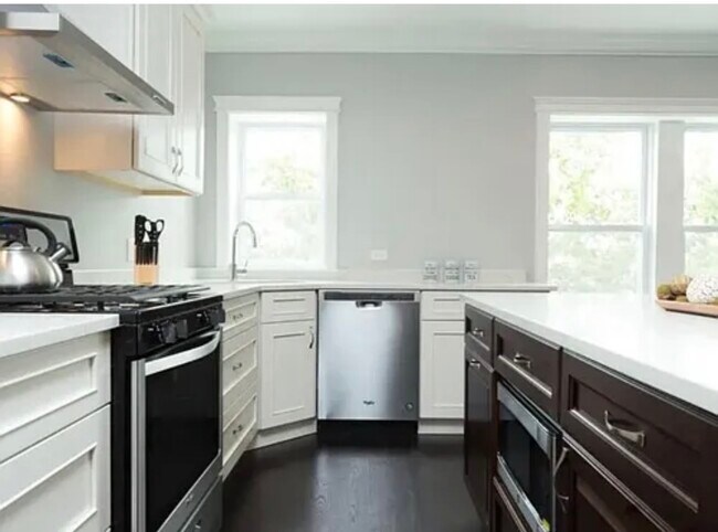 Building Photo - 3380 N Milwaukee Ave