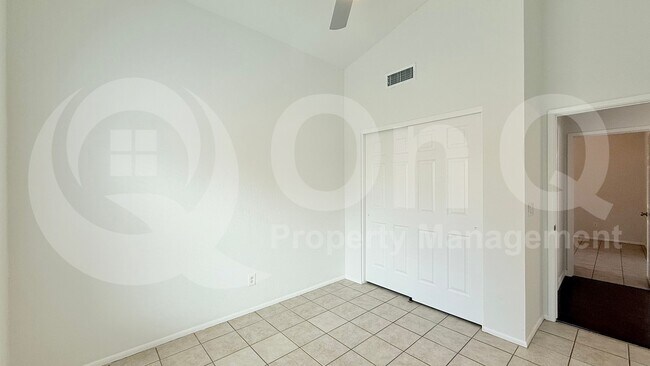 Building Photo - 307 N Red Rock St