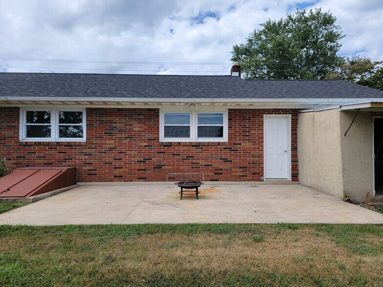 Building Photo - 110 S Ridge Rd