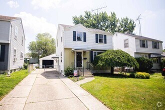 Building Photo - Beautiful traditional three bedroom two st...