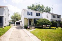 Building Photo - Beautiful traditional three bedroom two st...