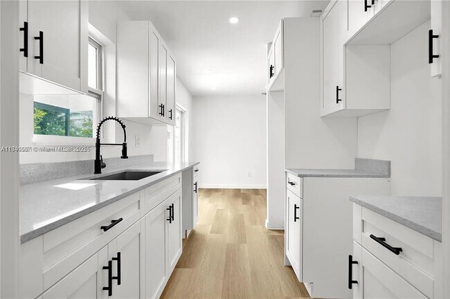 Building Photo - 439 SW 17th Terrace