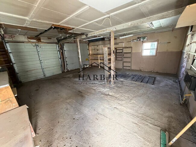 Building Photo - Newly Renovated 3-Bedroom Home - 1/2 Off f...