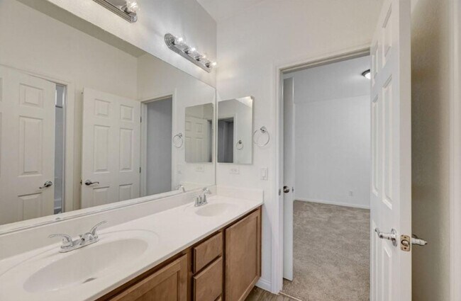 Building Photo - BEAUTIFUL 4 BEDROOM HOME IN GUARD GATED COMMUNITY!